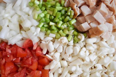 Üstten Görünüm arka plan. Yemek, domates, brokoli, soğan ve jambon hazırlık.