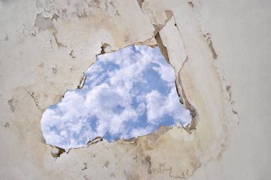 Su sızıntı hasara neden tavana fayans, clippin ile gökyüzü