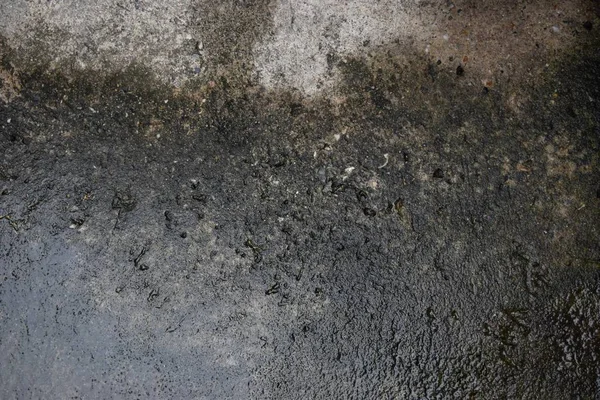 Wycieki wody deszczowej na uszkodzenia cementu peeling farby i spleśniały. — Zdjęcie stockowe
