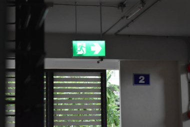 Açık bir işareti binanın içini göremez.