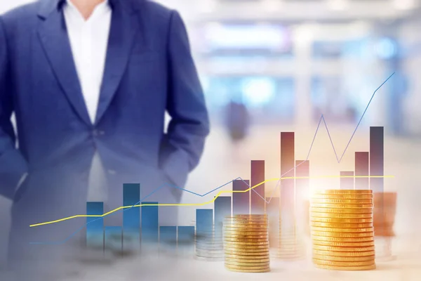 Arka plan bulanıklık ile geçit binanın içinde ayakta bir işadamı. Ön plan grafikleri, olumlu yönde istatistikleri gösterir.