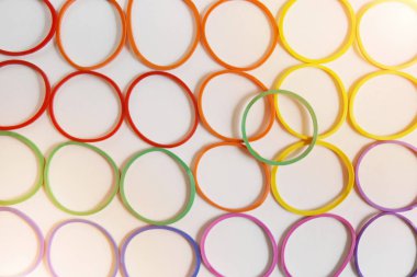 Renkleri üst üste yerleştirilmiş kauçuk daire çeşitli .