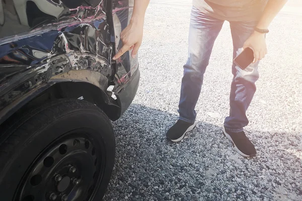 40-45 jaar, Aziatische man staat, wijzend naar de zwarte auto bij het ongeluk. De deur en wielboog waren beschadigd.. — Stockfoto