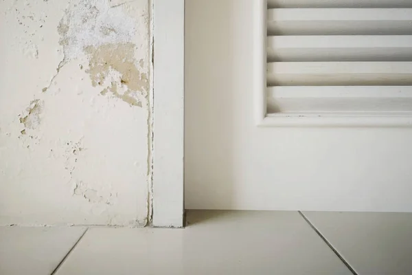 La humedad excesiva puede causar moho y pelar la pared de pintura, como fugas de agua de lluvia o fugas de agua  . — Foto de Stock