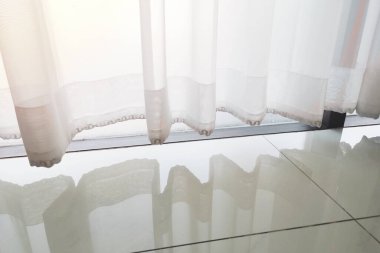 Pencere filtreleme için beyaz perdeler, ağırlıklı kumaş dikişleri için zincir kopçası.