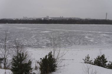 Kış mevsiminde orman ve nehir