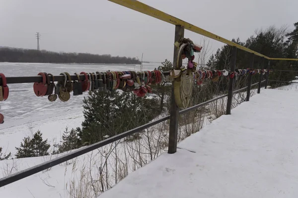 Kilitler korkulukta asılı. Kış mevsimi, ulusal gelenekler