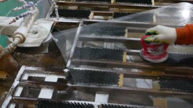 Yüz camları. Cam işleme tekeri. Fabrika otomobil camı..