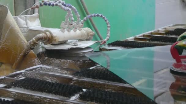 Proces otáčení okraje skla.Diamantový kotouč chlazený vodou. — Stock video