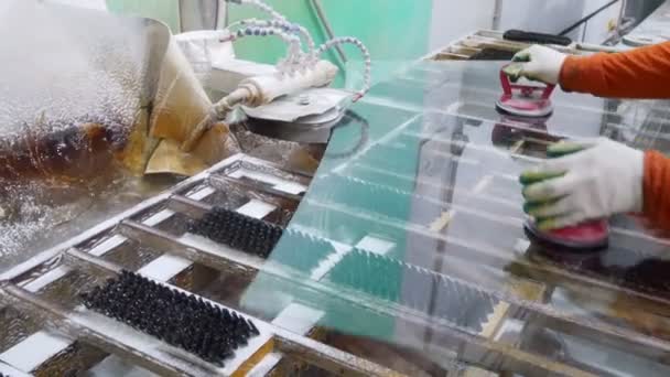 Brusné hrany skla.Zařízení na zpracování plochého skla na strojích. — Stock video