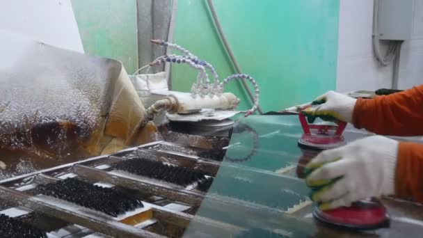 Arbeitshandschuhe machen die Fasen auf den Glass.Schleifen Floatglas Nahaufnahme. — Stockvideo