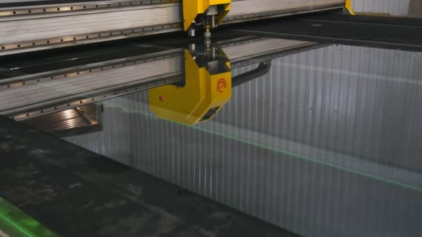 Máquina de corte de vidrio.CNC máquina corta la hoja con vidrio.Triplex . — Vídeos de Stock