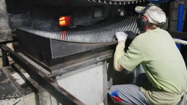 El operador puede controlar el vidrio en el horno. Fabricación de vidrio templado . — Vídeos de Stock