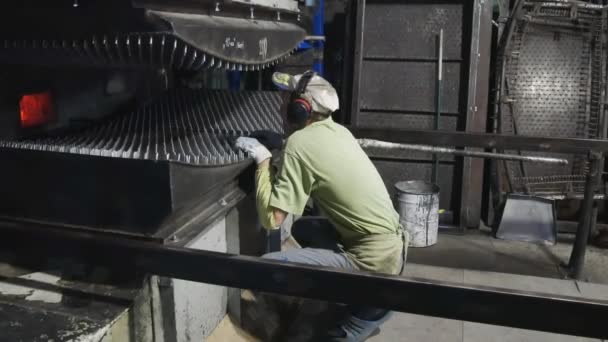 Der Bediener des Ofens beobachtet den Prozess des Biegens von Glas. — Stockvideo