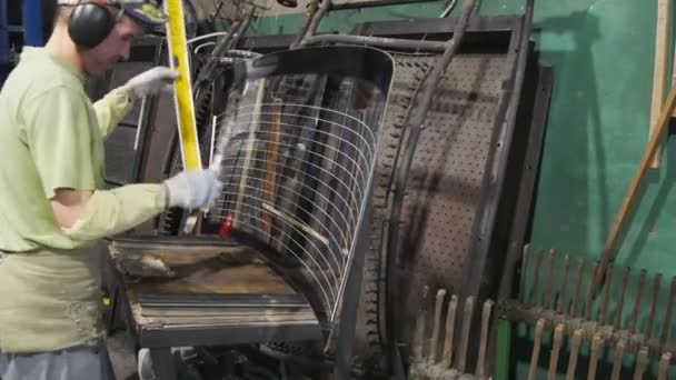 Tempered automotive glas.Work neemt het glas in de hand en neemt. — Stockvideo