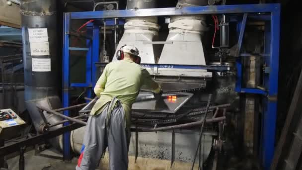 Der Bediener legt das Glas auf den Rahmen, um es zu biegen.. — Stockvideo