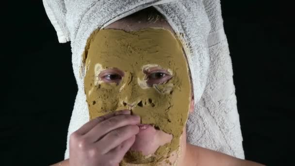 De vrouw verwijdert van het gezicht van het groene algenmasker. — Stockvideo