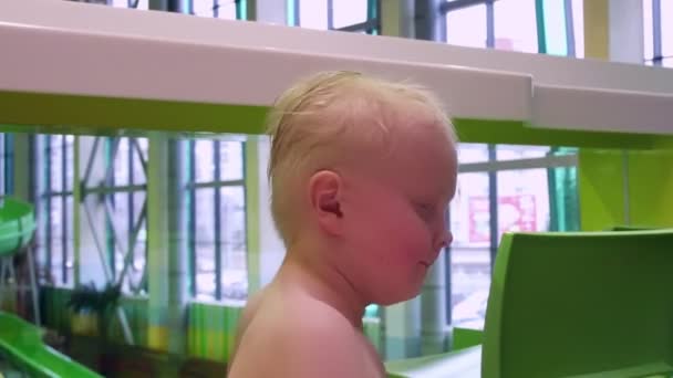 Kleine jongen in café het park aan het praten.De jongen is 6 jaar oud met blond haar. — Stockvideo