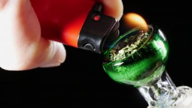 Bong 'a çakmak koyuyor. Marihuana, esrar, ot içmek..