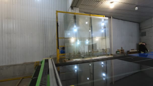 Máquina de corte de vidrio CNC en el trabajo. Corte automático del vidrio en la mesa . — Vídeo de stock