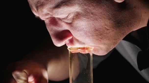 A man smokes marijuana through a Bong.Draws smoke from a glass Bong.Close-up. — Stok video