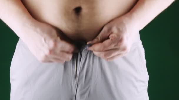 Толстяк не может застегнуть штаны из-за желудка. . — стоковое видео
