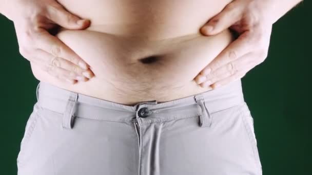 男人的手摸你的脂肪肚子。抖动腹部的脂肪. — 图库视频影像