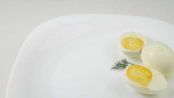 Jaja twarde boiled.Egg pocięte na pół.. — Wideo stockowe