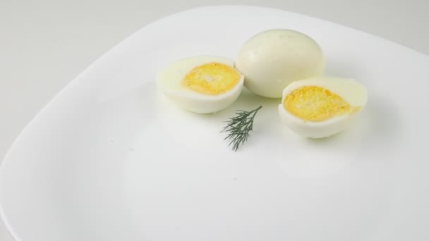 Dvě vejce. Zdravá snídaně.Řez v půli. Rotace na bílém talíři. — Stock video