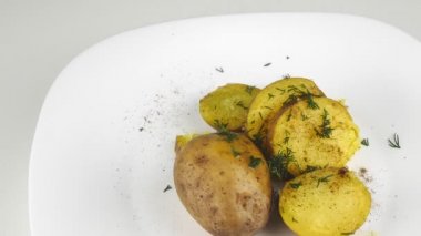 Taze haşlanmış patatesler. Bir porsiyon, beyaz tabakta..