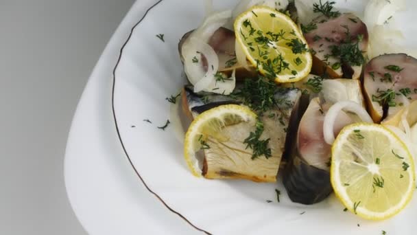 Makrela wędzona.Ryby z cebulą i koperkiem.Pokrojone na kawałki. — Wideo stockowe