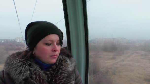 Mädchen sitzt in der Kabinenbahn und schaut aus dem Fenster. — Stockvideo