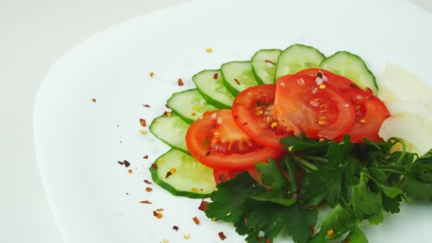 用欧芹和胡椒粉切碎西红柿和黄瓜. — 图库视频影像