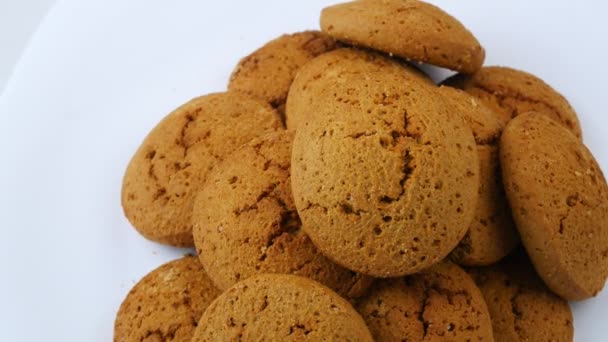 Farina d'avena cookies.The dessert è disposto in una pila su un piatto bianco . — Video Stock