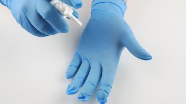 Procesamiento de guantes médicos sustancias que contienen alcohol . — Vídeos de Stock