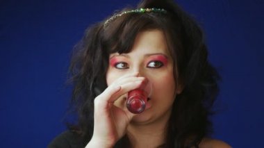 Vampir piles 'dan kan içiyor. Makyajlı bir kadın. Kırmızı gözlü..