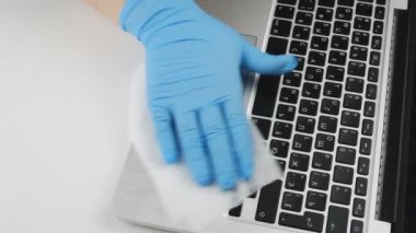 Eller tıbbi eldivende, tek kullanımlık mendil, tek kullanımlık dizüstü bilgisayarlar klavyede..