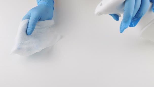 Limpie la superficie blanca de las toallitas desechables . — Vídeos de Stock