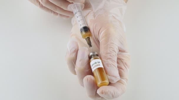 Získání injekční stříkačky z ampulky do léku na virus 2019-nCoV-Dan. — Stock video