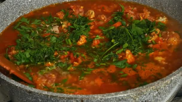 Koken risotto thuis. Mengen met een houten spatel tomaat, groentesaus. — Stockvideo