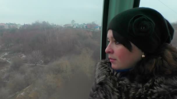 Девушка в шапке и пальто из овчины, катающаяся на канатной дороге осенью . — стоковое видео