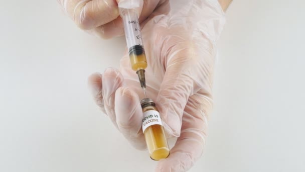 Obtención en una jeringa de una ampolla de la vacuna contra el coronavirus nCoV . — Vídeos de Stock