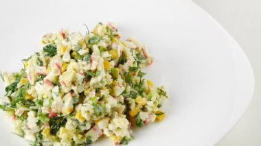 Yengeç salatası. Mayonezli..