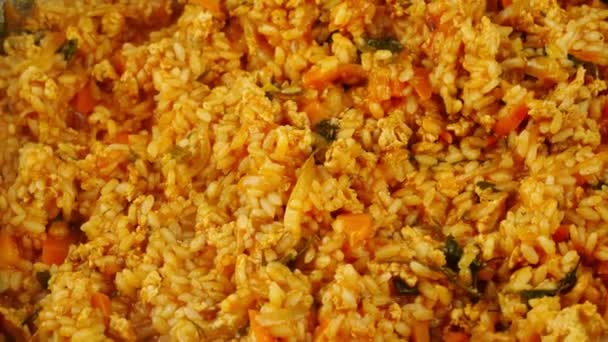 Uzbek pilaf.Closeup,rotate.Rice with meat and vegetables.Bright,juicy dish. — Stock Video