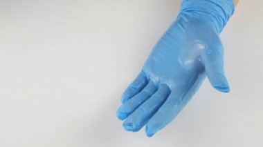 Tıbbi eldivenli eller antiseptikle tedavi edilir. NCoV virüsünün önlenmesi..