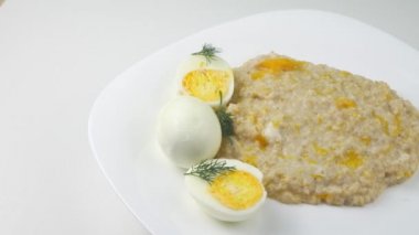 Balkabaklı sütlü lapa. Yulaf, iki yumurta. Yumurta sarısı ve beyaz..