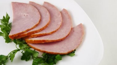 Jambonlu domuz rostosu. Beyaz tabakta jambon..