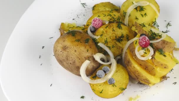 Portion gekochte Kartoffeln. Weißer Teller dreht sich im Kreis. — Stockvideo