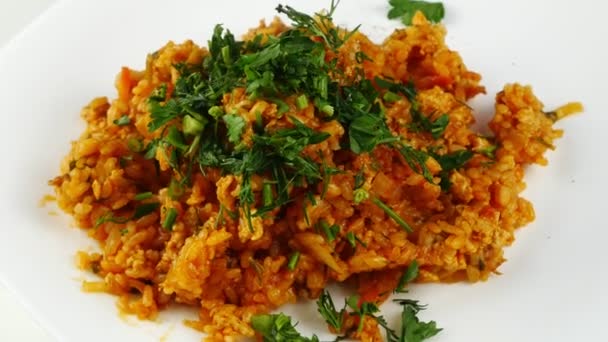 야채와 향신료를 넣은 쌀에 신선 한 채소를 뿌린 우즈베크 필라 프. — 비디오