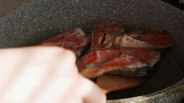 Trucha frita en una sartón.Cocinar pescado rojo, mariscos . — Vídeos de Stock